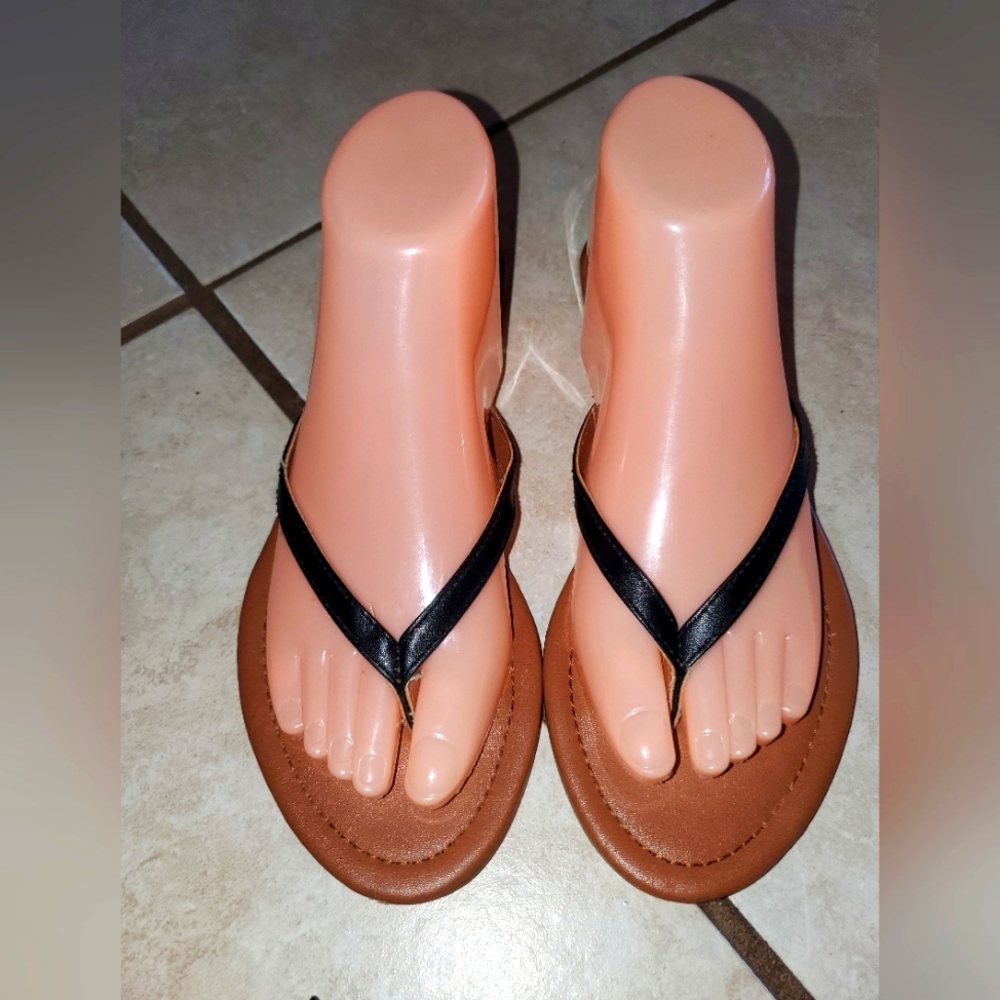 Colin Stuart Black flat thong sandals.  Size 8.